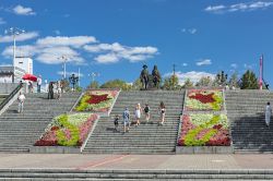 Gente sui gradini nella Piazza Storica di Ekaterinburg con il monumento ai fondatori Tatishchev e de Gennin, Russia - © Mikhail Markovskiy / Shutterstock.com