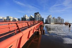 Gente sul ponte che attraversa il lago Malaren nella città di Vasteras, Svezia. Siamo in una fredda giornata di sole invernale in questa località della Svezia sud-orientale - © ...