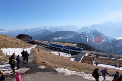 Gente sulla cima del monte Rigi, a Rigi Kaltbad, Svizzera. Questa montagna delle Prealpi Svizzere è conosciuta anche come la "regina delle montagne".


