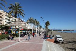 Gente sulla passeggiata di Estepona, Spagna, in una giornata di sole - © Philip Lange / Shutterstock.com