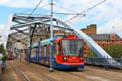 Gente sullo Stagecoach Supertram a Sheffield, Yorkshire, Inghilterra. Questo mezzo pubblico serve oltre 11 milioni di persone all'anno - © Tupungato / Shutterstock.com