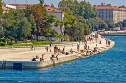 Gente sull'Organo Marino di Zara, Croazia. Sono molti i turisti che visitano ogni anno questa bella località della Dalmazia croata affacciata sul Mar Adriatico. L'Organo Marino ...