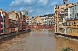 Le case di Girona affacciate sull'Onyar e sullo sfondo il Pont Eiffel, con il suo rosso brillante, e ancora più indietro il campanile della chiesa di Sant Feliu - foto © satephoto ...