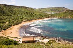 Ghajn Tuffieha Bay a Malta. Chiamata anche Riviera, questa baia si trova nella parte nordoccidentale dell'isola. Il paesaggio, chiuso sui due lati da due promontori, è davvero impagabile. ...