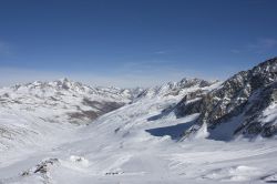 Panorama sul ghiacciaio Val Senales, Trentino Alto Adige. Com'è un ghiacciaio visto da vicino? E la natura a più di 3 mila metri di altitudine? Se d'estate la stazione ...