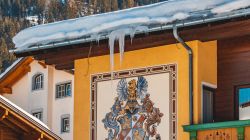 Ghiaccio sul tetto di una casa in legno a Flachau, Austria.
