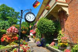 Giardini fioriti al German Village della città di Columbus, Ohio (USA).
