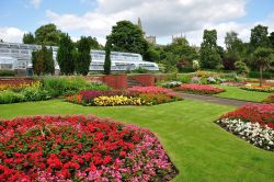 Giardini fioriti nel parco Pittencrieff a Dunfermline, Scozia, UK.

