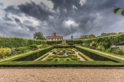 Giardini di Hampton Court Palace a Londra, Inghilterra. ...