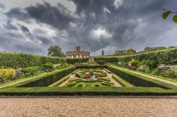 Giardini di Hampton Court Palace a Londra, Inghilterra. Questo palazzo reale, situato nel distretto londinese di Richmond upon Thames, ospita un bel parco con giardino alla francese  sede, ...