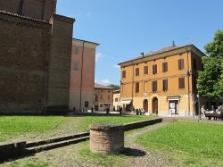 Giardini nel centro di Nonantola, provicia di Modena, Emilia-Romagna. Sulla sinistra l'Abbazia di S. Silvestro - © pietro scerrato, CC BY 3.0, Wikipedia