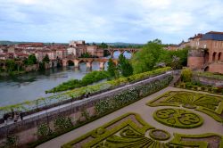 Gli splendidi giardini del Palazzo della Berbie (Palais de la Berbie) ad Albi e, sullos fondo il fiume Tarn.