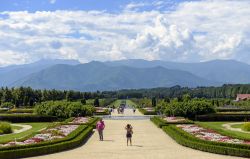 Le alpi e i giardini nei pressi della Reggia di Venaria Reale, Torino (Piemonte) - Se c'è una specialità che qui non manca senza dubbio sono le ampie vedute che non solo sfociano ...