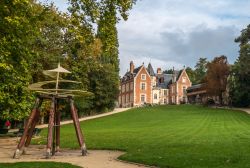 Il Giardino del Castello di Clos Lucé di Amboise con una macchina di Leonardo a grandezza naturale