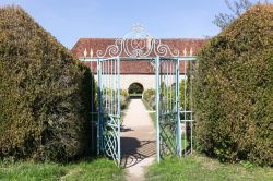 Il giardino del maniero di Cormatin in Francia, Borgogna. Ridisegnati nel 1992, i giardini che circondano il castello offrono un'opportunità per una bella passeggiata nella natura.
 ...