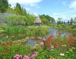 Un giardino in stile inglese con una casetta nei pressi del lago, Asahikawa, Hokkaido, Giappone - © lovelypeace / Shutterstock.com
