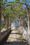 Giardino mediterraneo dentro al Castello di Grottaglie in Puglia