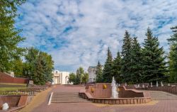 Giardino pubblico vicino all'edificio del  Mordovian Metropolia and House of Republic a Saransk, Russia - © Stetiukha Kristina / Shutterstock.com