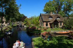 Giethoorn, la Venezia dei Paesi Bassi. Si trova a 120 km dalla capitale Amsterdam e non ha strade perchè in passato doveva nascondere i suoi abitanti dalle persecuzioni religiose del ...