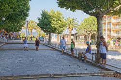 Giocatori di pétanque nel centro di Cavalaire-sur-Mer, Francia. Derivata dal "gioco provenzale", la pétanque è una specialità delle bocce. La prima partita ...