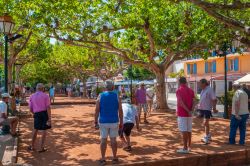 Giocatori di pétanque nel centro di Le Lavandou, dipartimento del Var (Francia) - © Juergen Wackenhut / Shutterstock.com