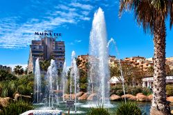 Giochi d'acqua al giardino di Marina d'Or a Oropesa del Mar, Spagna. Fontane e laghetti artificiali rinfrescano le passeggiate nell'area verde di Marina d'Or durante le assolate ...