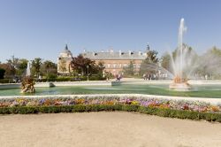 Giochi d'acqua, fontane e sculture nei giardini di Aranjuez, Spagna. Sono una delle attrattive turistiche più frequentate dai visitatori provenienti da tutto il mondo - © FRANCISGONSA ...