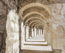 Giochi di luce e prospettive lungo un portico ad archi nella città vecchia di Aspendos, Turchia.



