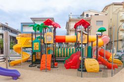 Giochi per bambini su una spiaggia di Roseto degli Abruzzi, provincia di Teramo.



