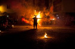 Giocolieri e mangiafuoco by night in una rievocazione storica a Spilimbergo, Pordenone, Friuli Venezia Giulia - © Diana Crestan / Shutterstock.com