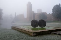 Giornata di nebbia nei giardini della Rocca di Noale in Veneto - © Stefano Mazzola / Shutterstock.com