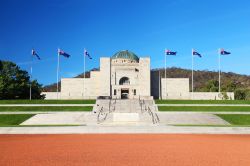 Giornata di sole al War Memorial di Canberra, Australia - Fondato nel 1941, questo edificio che si occupa di sostenere tutti i morti in battaglia e i caduti o feriti in guerra, rappresenta una ...