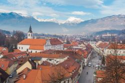 Giornata invernale a Kamnik cone le alpi Kamnik-Savinja sullo sfondo