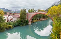 Una giornata nuvolosa a Fossombrone: in foto il ponte sul fiume Metauro