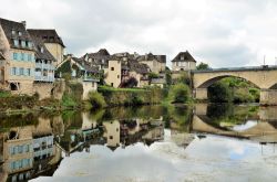 Giornata nuvolosa ad Argentat in Francia