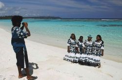 Giorno di festa a Mar, Nuova Caledonia: donne in abiti tradizionali in posa per una fotografia.
