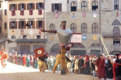 La Giostra del Saracino ad Arezzo: il buratto con lo scudo-bersaglio e il mazzafrusto che deve essere schivato dai fantini - ©  Wikipedia