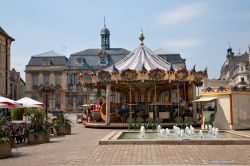 Giostra nel centro storico di Troyes, Francia.
