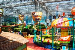 Giostre per bambini nel parco divertimento indoor al Mall of America di Bloomington, Indiana - © James Kirkikis / Shutterstock.com