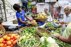 Un giovane venditore di frutta e verdura in un mercato locale di Udaipur, Rajasthan, India - © Kamila Koziol / Shutterstock.com