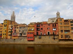 Girona, Barri Vell: una veduta del centro storico con i due campanili che dominano la città; a sinistra quello della chiesa di Sant Feliu, a destra quello della cattedrale di Santa Maria. ...