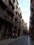 Girona, Carrer dels ballesteries: è una delle strade del centro, che corre parallela al fiume.  Da qui il Passatge d'en Miquel Gomez conduce al Pont d'en Gomez, che attraversa ...