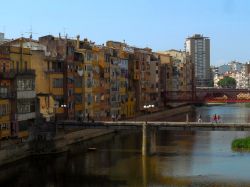 Girona, Catalogna: le case antiche affacciate sull'Onyar e, sullo sfondo, la parte moderna della città. Girona conta poco più di centomila abitanti ed è la seconda città ...