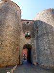 Girona, centro storico: siamo nella Força Vella della città. Varcata questa porta medievale si accede alla piazza dove sorge la cattedrale di Santa Maria.