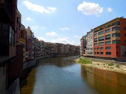 Girona, il fiume Onyar: una veduta dell'ampia ansa che il fiume compie attraversando il centro della città catalana, la cui veduta complessiva ricorda vagamente quella del Lungarno ...