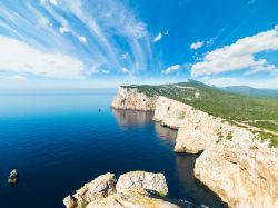 Una classica gita di un giorno in Sardegna: Capo Caccia sulla costa nord-occidentale.