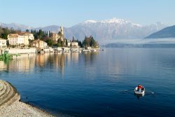 Gita in barca con il fondale incantato di Tremezzo, il Lago di Como e le vette delle Alpi lombarde - © Stefano Ember / Shutterstock.com 