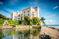 Gite domenicali fuori porta in Friuli Venezia Giulia: il Castello di Miramare a Trieste - © RossHelen / Shutterstock.com