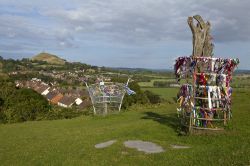 In primo piano il Glastonbury Thorn il biancospino sacro e sullo sfondo la Glastonbury Tor. Nel 2010 dei vandali hanno tagliato i rami all'albero legato alla leggenda di Giuseppe d'Arimatea, ...