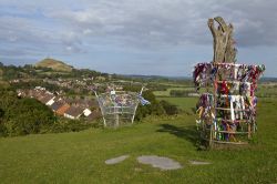 In primo piano il Glastonbury Thorn il biancospino sacro e sullo sfondo la Glastonbury Tor. Nel 2010 dei vandali hanno tagliato i rami all'albero legato alla leggenda di Giuseppe d'Arimatea, ...